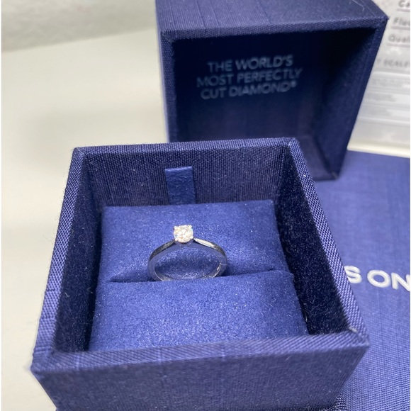 HEARTS ON FIRE Jewelry - Platinum Diamond .244 HEARTS ON FIRE (SZ4) 1/4cttw Solitaire Engagement Ring COA
